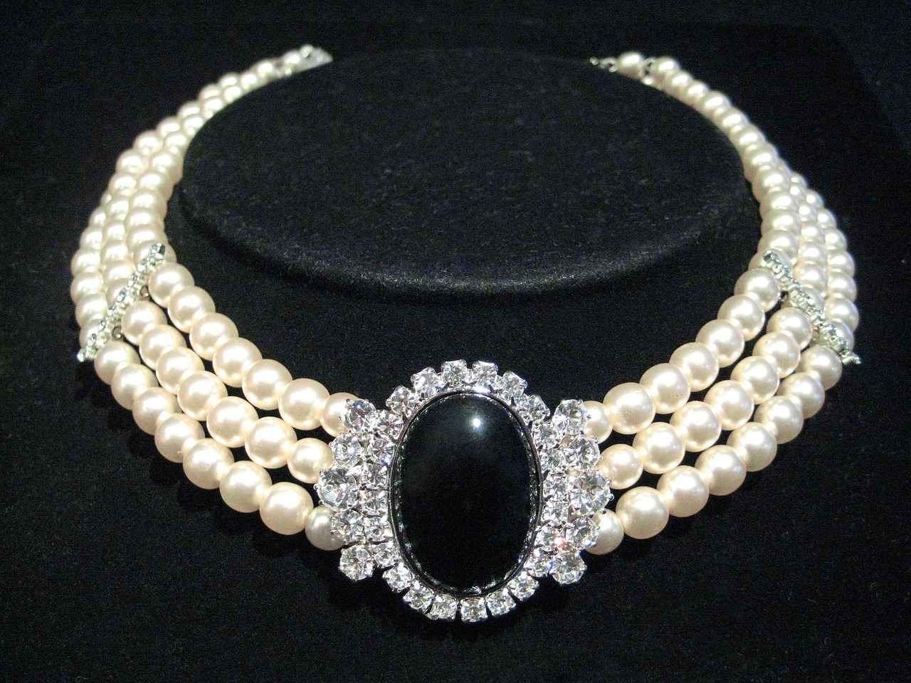 How Are Designers Incorporating Pearls in Their Collections?