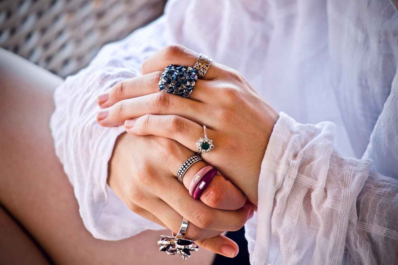 How to Choose Jewelry for a V-Neckline?