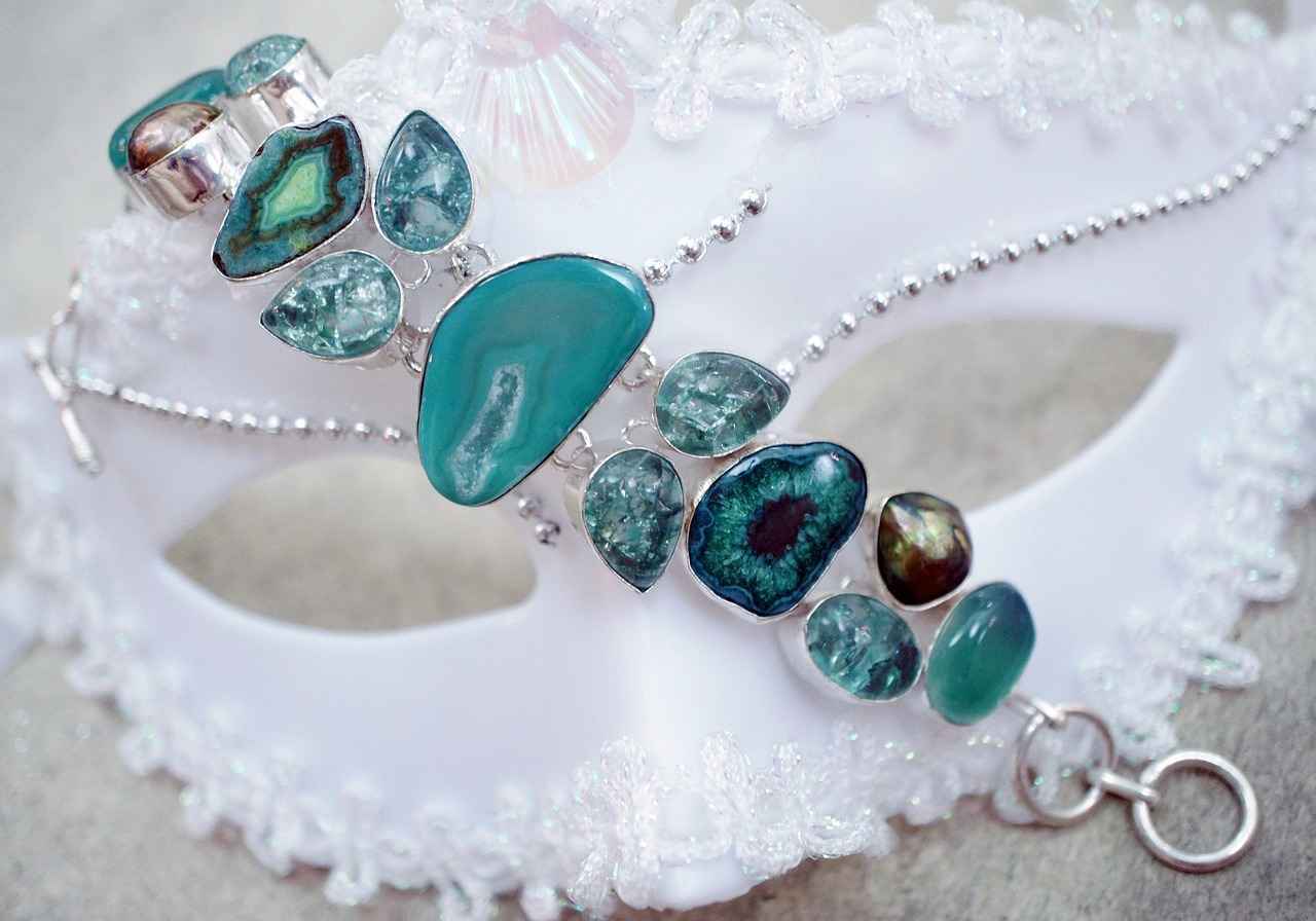Why Choose Oversized Jewelry?