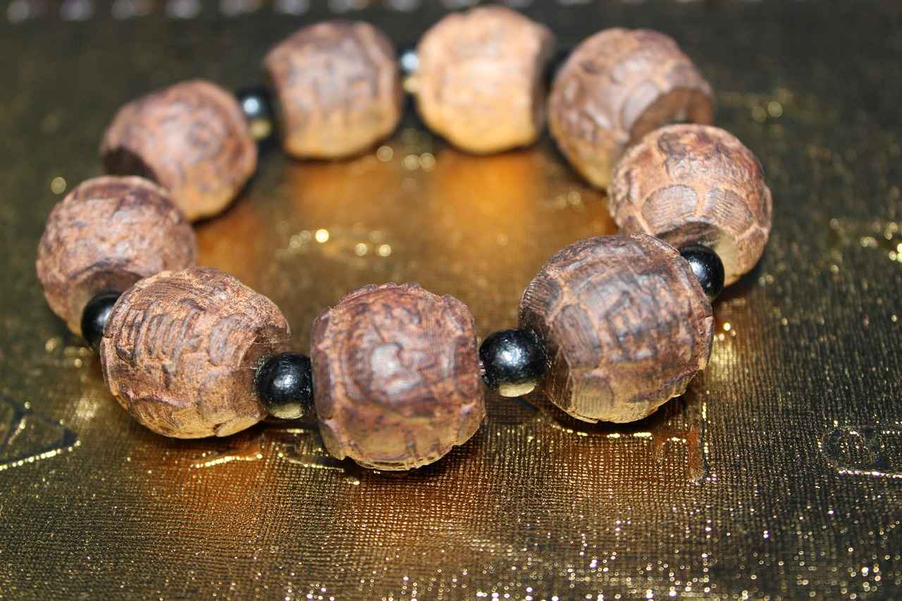 How to Create a Themed Charm Bracelet?