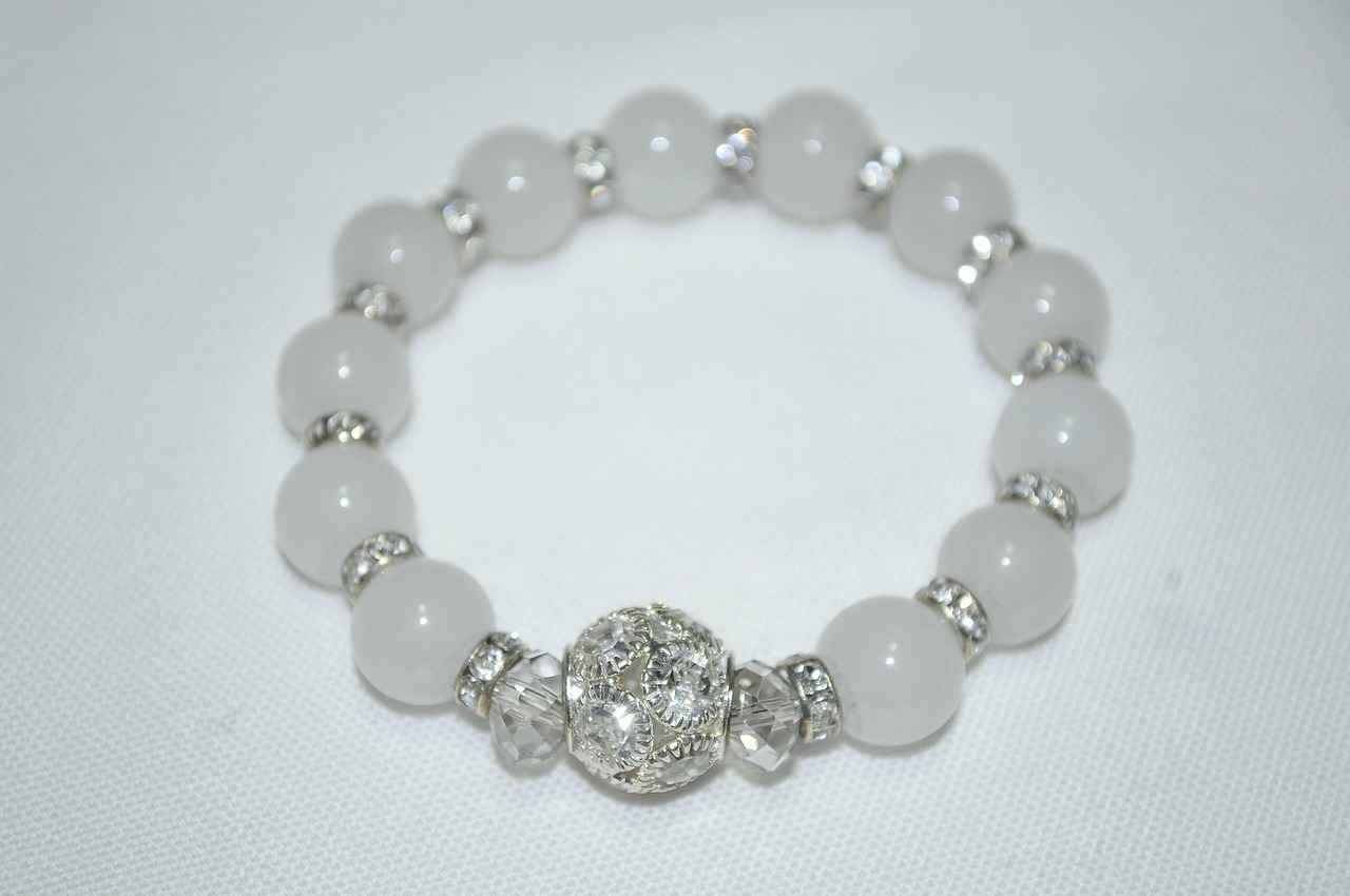 What Styles Complement Different Types of Jewelry?