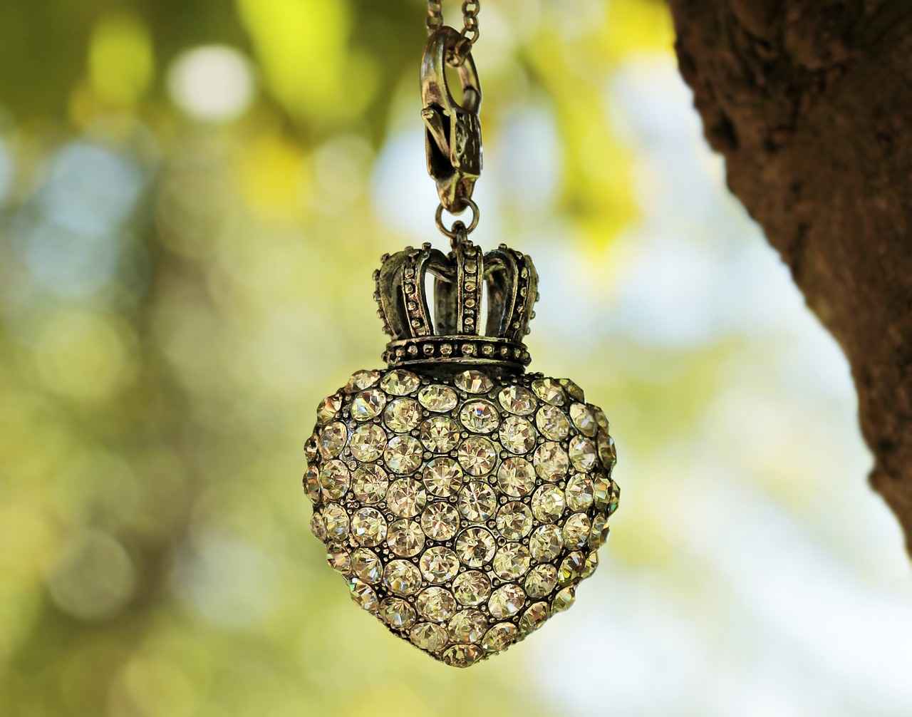 What Are the Common Pitfalls in Antique Jewelry Resale?