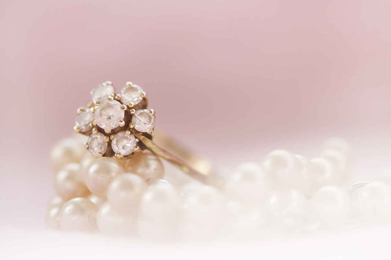 When to Wear Colorful Jewelry?