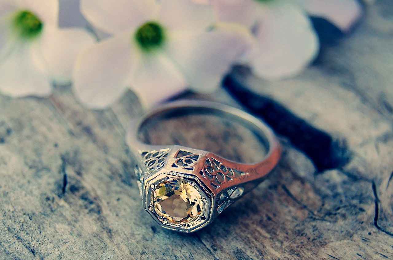 What Types of Jewelry Are Appropriate for Interviews?