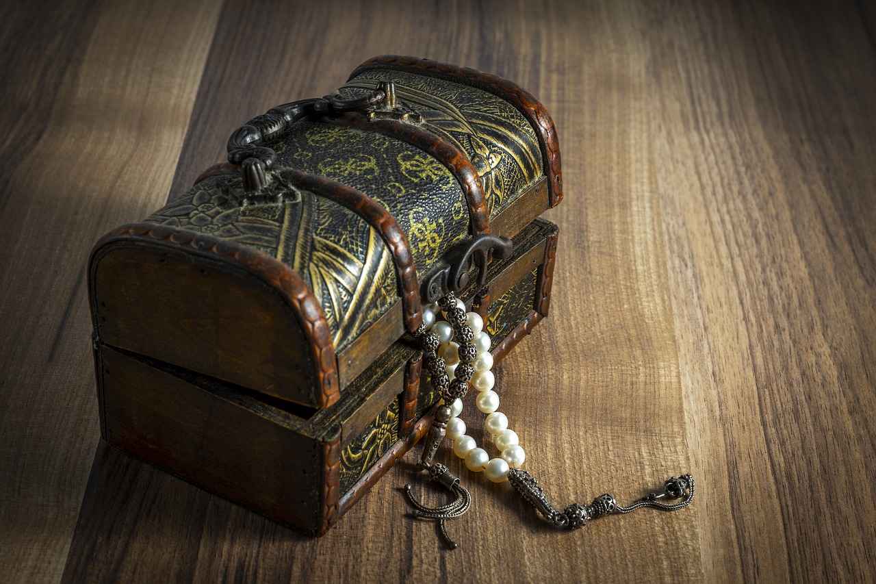 Comparing Online vs. In-Store Luxury Shopping