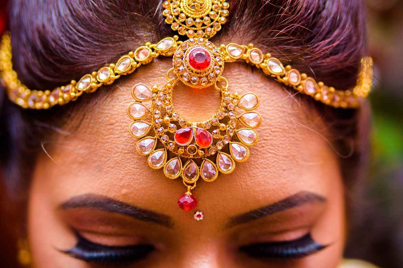 How Does Luxury Jewelry Influence Fashion?
