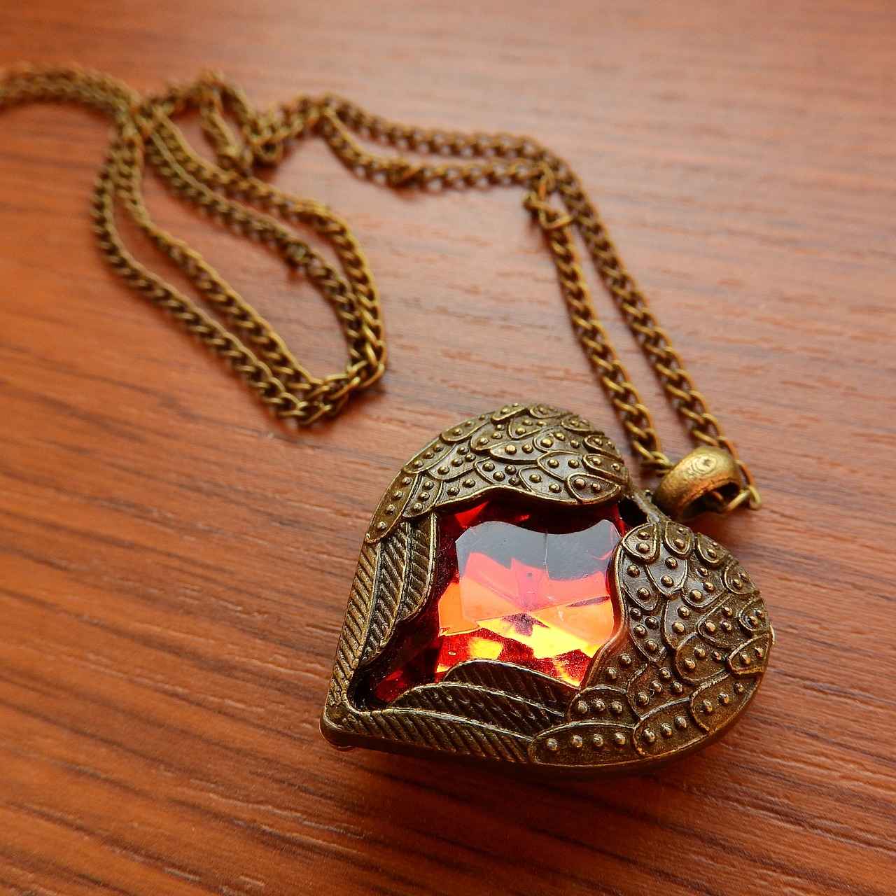 How Do Birthstone Necklaces Convey Meaning?