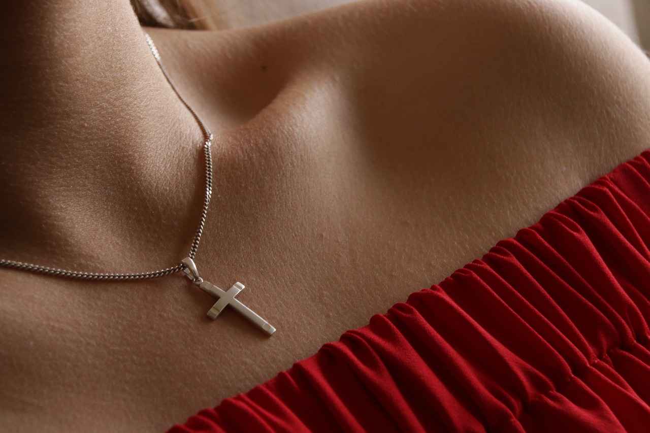 What Is the Meaning Behind Friendship Necklaces?