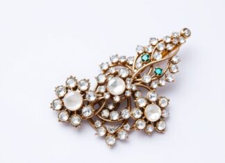 The Timeless Elegance of Brooches: A Fashion Staple Through the Ages The Timeless Elegance of Brooches: A Fashion Staple Through the Ages