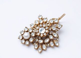The Timeless Elegance of Brooches: A Fashion Staple Through the Ages The Timeless Elegance of Brooches: A Fashion Staple Through the Ages
